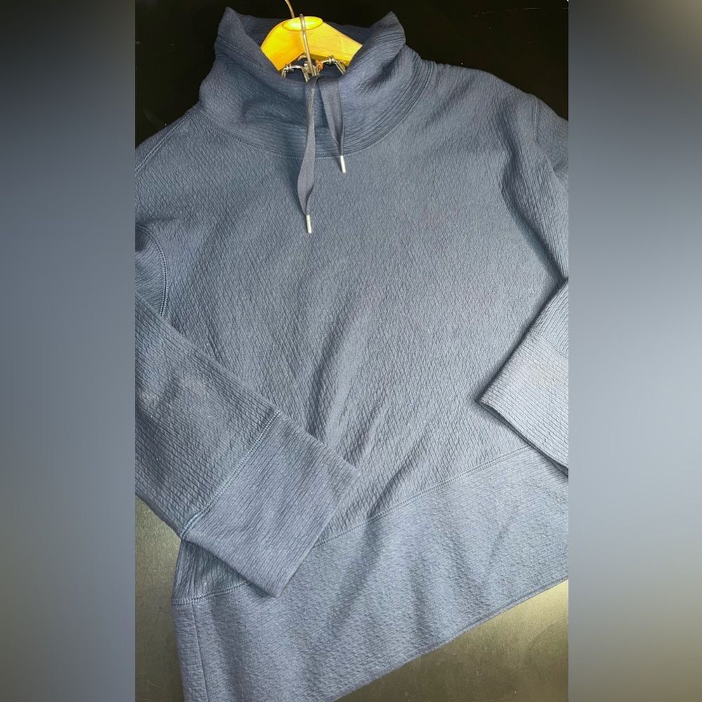 Orvis Navy Blue Textured Cowl Sweatshirt Size M EUC Like New